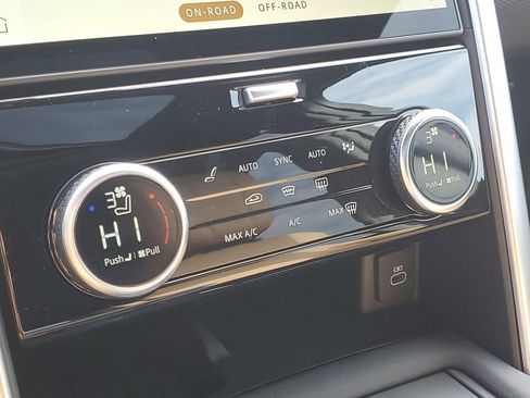 Used 2025 Land Rover Discovery Dynamic SE AWD/4WD image 24