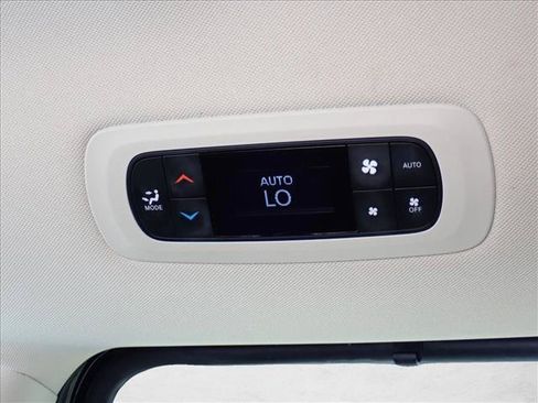 Used 2024 Chrysler Pacifica Touring-L FWD image 12