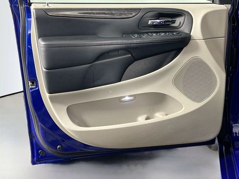 Used 2018 Dodge Grand Caravan SE w/ UConnect Hands-Free Group image 17