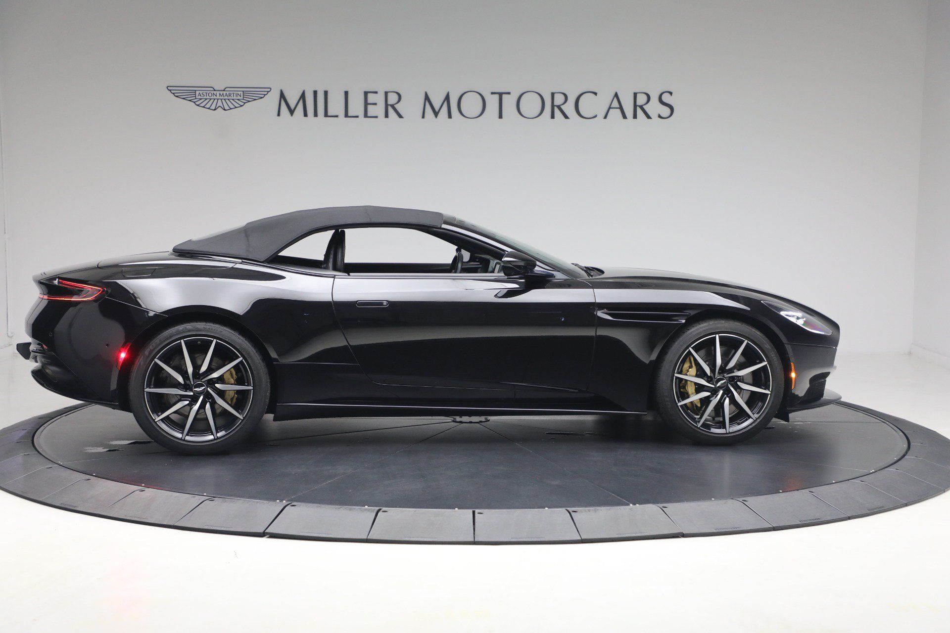 Used 2020 Aston Martin DB11 Volante RWD image 11