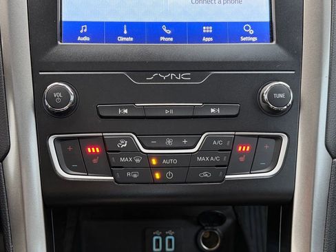 Used 2020 Ford Fusion SE image 13