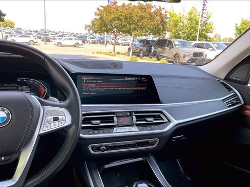 Used 2021 BMW X7 xDrive40i w/ Premium Package AWD/4WD image 9