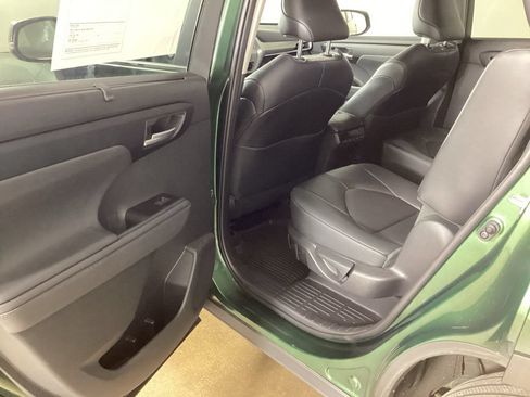 Used 2023 Toyota Highlander XLE AWD/4WD image 25