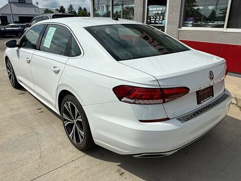 Used 2022 Volkswagen Passat 2.0T SE FWD image 4