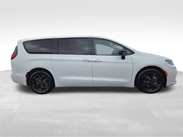 Used 2024 Chrysler Pacifica Limited FWD image 17