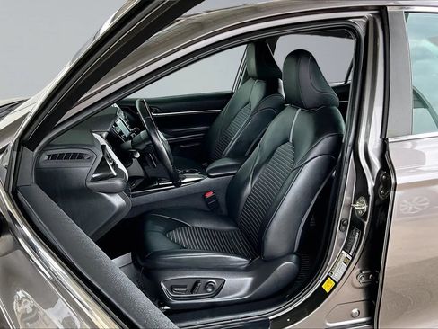 Used 2020 Toyota Camry SE FWD image 18