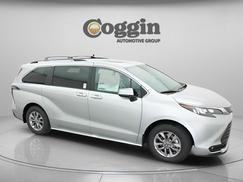 Used 2025 Toyota Sienna XLE image 24