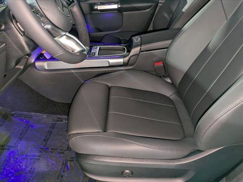 New 2025 Mercedes-Benz GLB 250 image 4