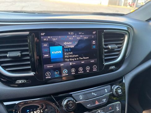 Used 2019 Chrysler Pacifica Touring-L Plus w/ S Appearance Package FWD image 18