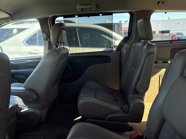 Used 2014 Chrysler Town & Country Touring FWD image 10