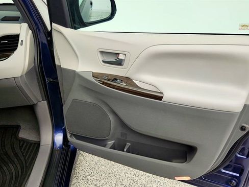 Used 2020 Toyota Sienna XLE image 27