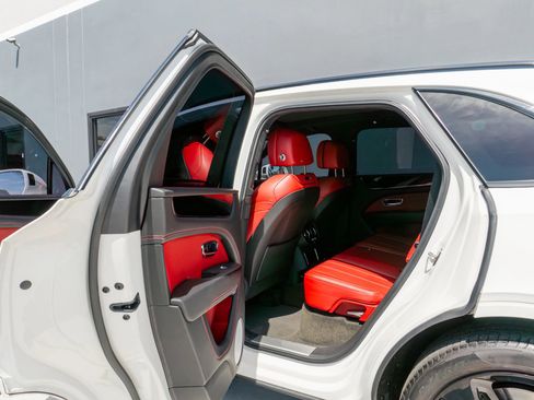 Used 2023 Bentley Bentayga AWD/4WD image 46