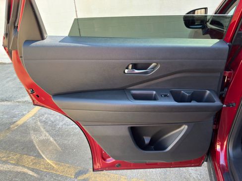 Used 2022 Nissan Pathfinder SV image 39