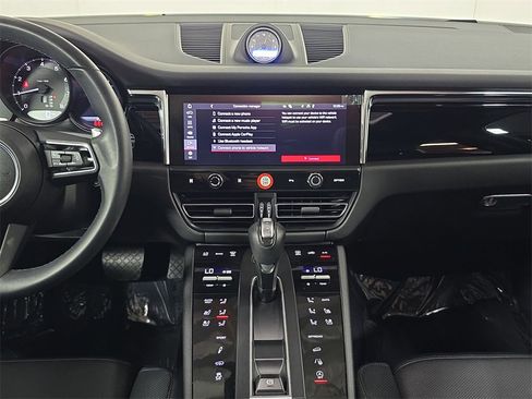 Certified 2025 Porsche Macan image 16