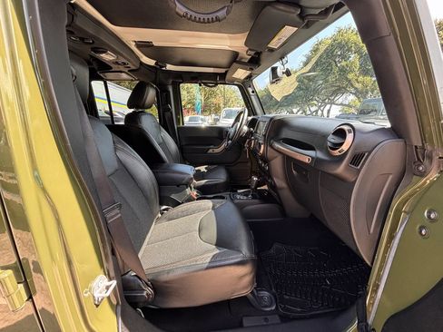 Used 2016 Jeep Wrangler Unlimited Sahara AWD/4WD image 17