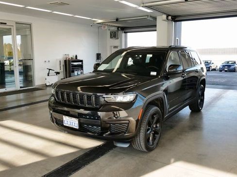 Used 2023 Jeep Grand Cherokee L Altitude image 3