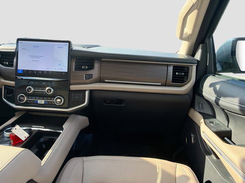 Used 2024 Ford Expedition Limited image 19
