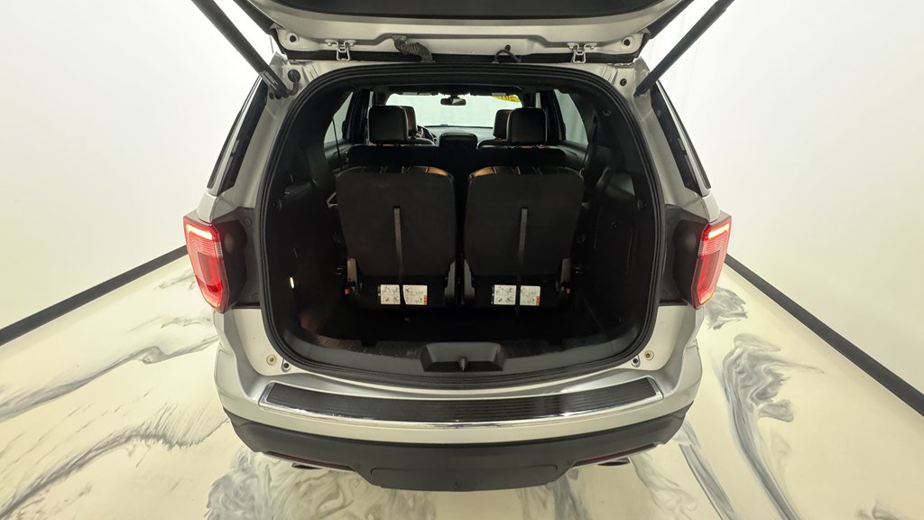Used 2018 Ford Explorer XLT w/ Equipment Group 202A AWD/4WD image 9