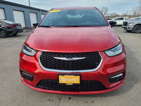 Used 2025 Chrysler Pacifica Select image 3