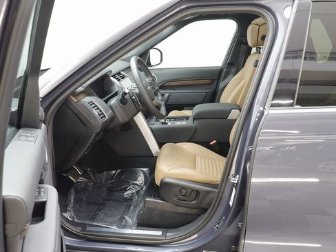 Used 2024 Land Rover Discovery Dynamic SE image 6