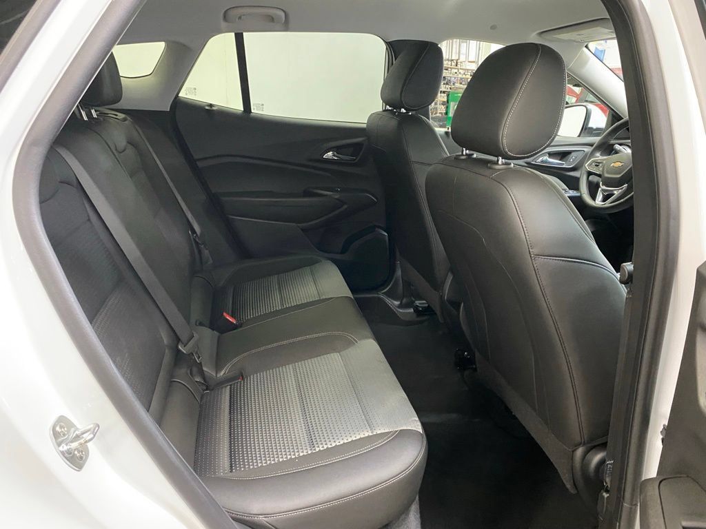 Used 2025 Chevrolet Trax LT w/ LT Convenience Package FWD image 11