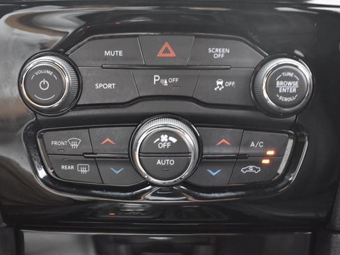 Used 2018 Chrysler 300 S w/ 300S Premium Group AWD/4WD image 19