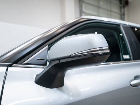 Used 2024 Toyota Highlander LE image 11