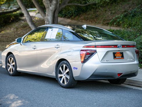 Used 2018 Toyota Mirai FWD image 6