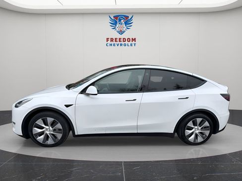 Used 2022 Tesla Model Y Long Range image 2