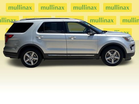 Used 2018 Ford Explorer XLT w/ Equipment Group 202A FWD image 2