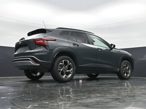 Used 2025 Chevrolet Trax LT FWD image 37