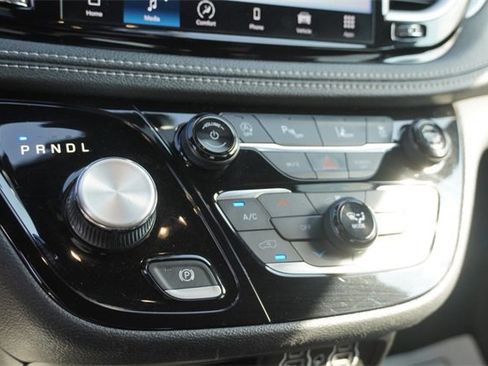 Used 2022 Chrysler Pacifica Touring image 28