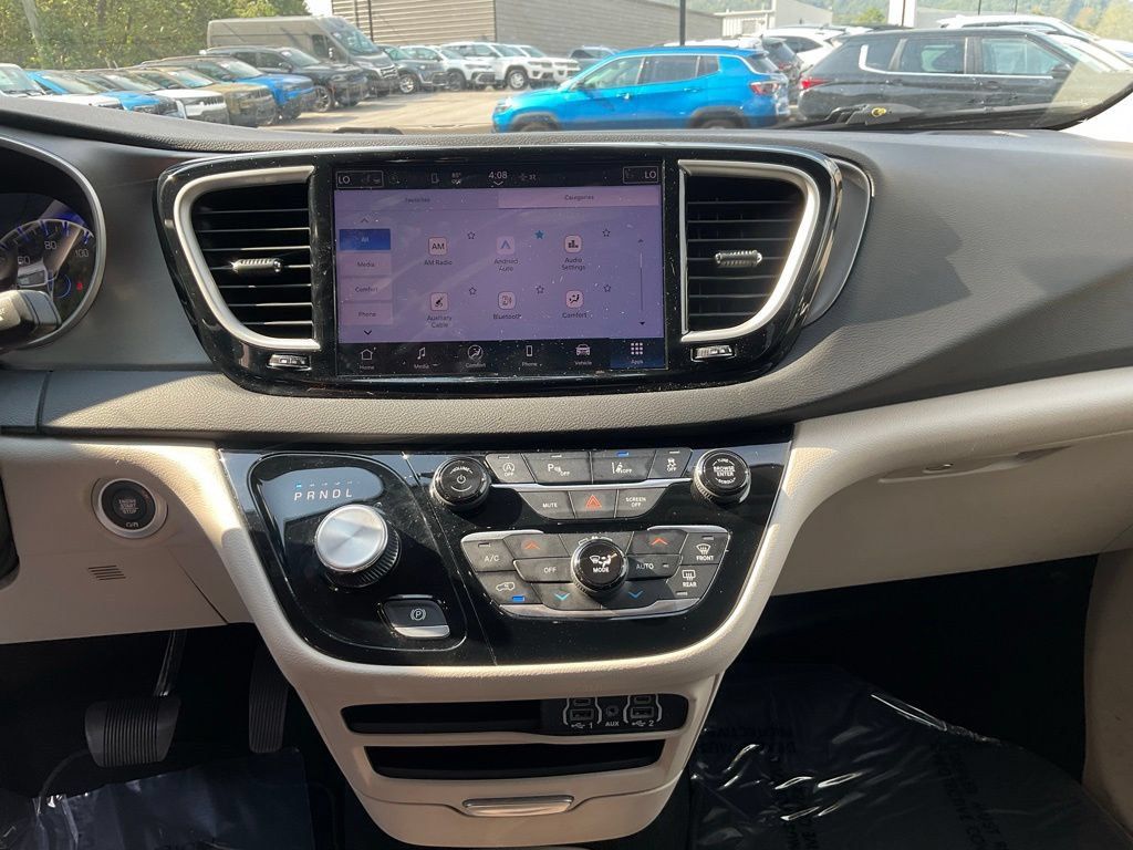 Used 2024 Chrysler Pacifica Touring-L FWD image 16