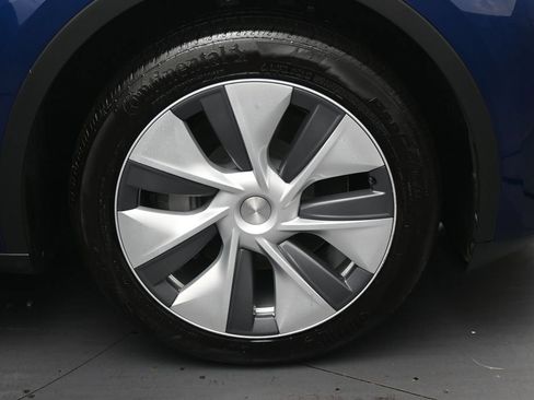 Used 2024 Tesla Model Y 2WD image 8