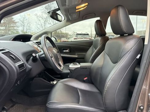Used 2017 Toyota Prius V Five image 11