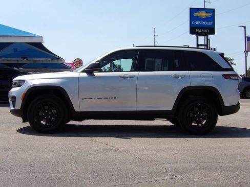 Used 2025 Jeep Grand Cherokee Altitude AWD/4WD image 27
