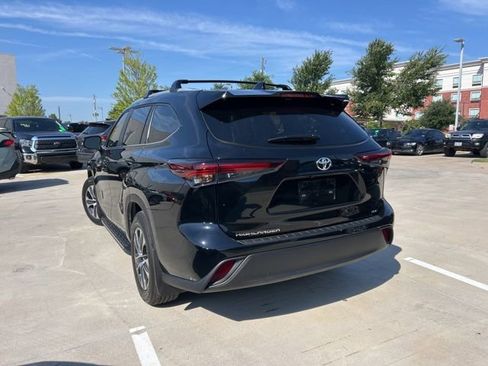 Used 2024 Toyota Highlander XLE FWD image 7