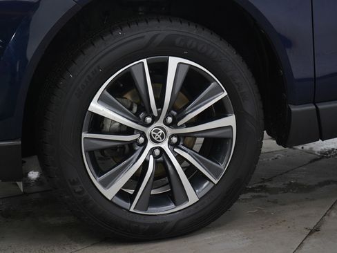 Used 2021 Toyota Venza LE image 30