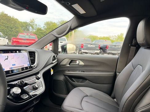 New 2027 Chrysler Pacifica Select FWD image 36