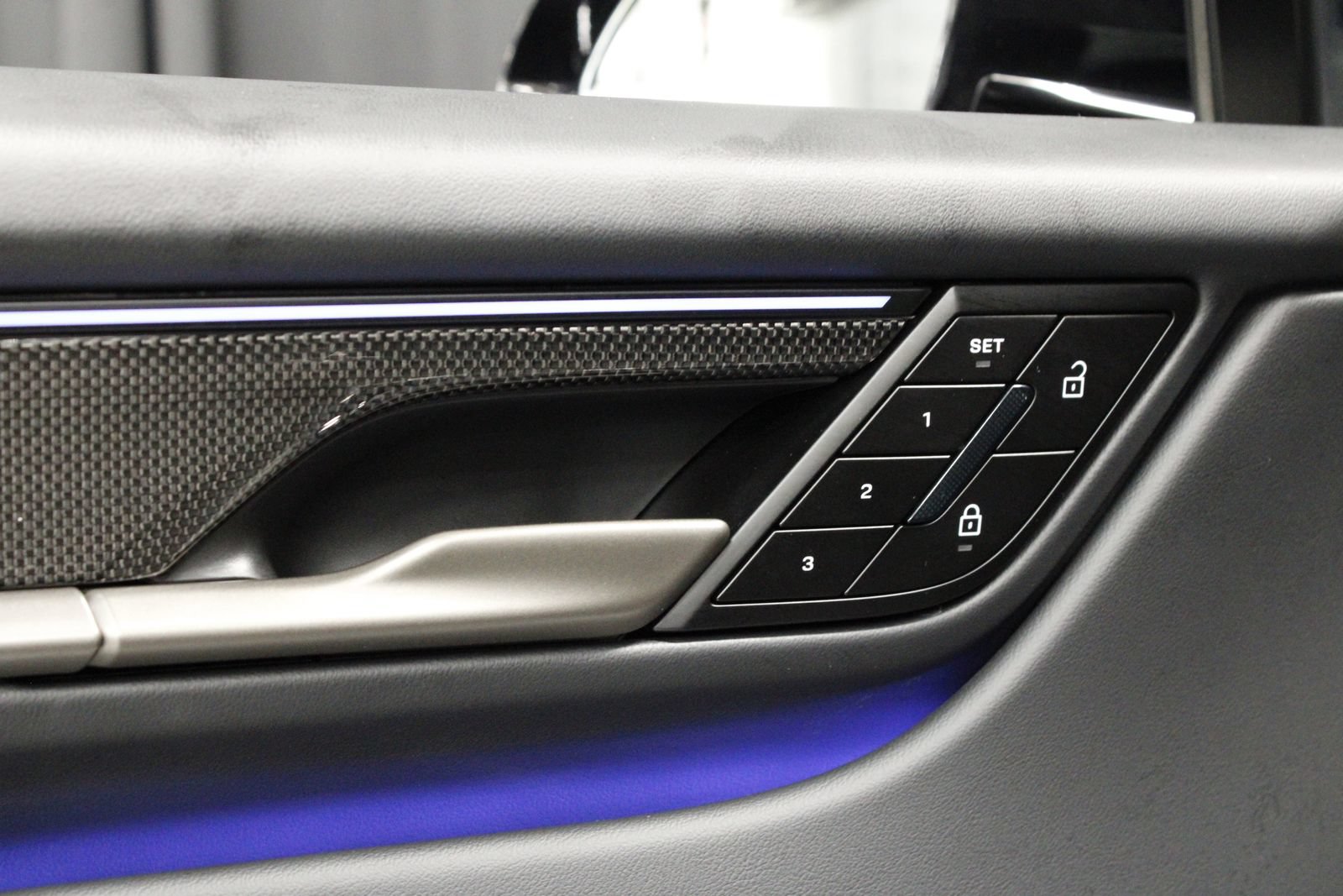 Certified 2025 Porsche Macan Turbo Electric AWD/4WD image 30