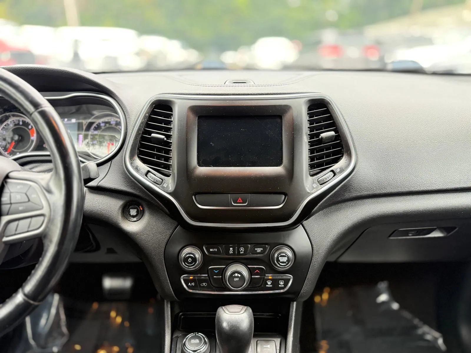 Used 2019 Jeep Cherokee Latitude Plus AWD/4WD image 18