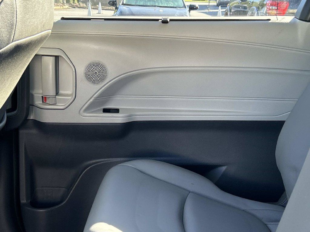 Used 2021 Toyota Sienna XLE FWD image 13