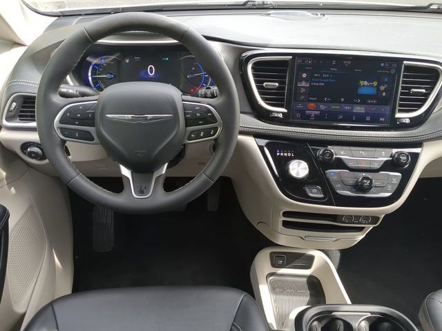 Used 2024 Chrysler Pacifica Limited FWD image 15