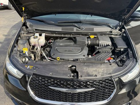 Used 2024 Chrysler Pacifica Touring-L FWD image 27