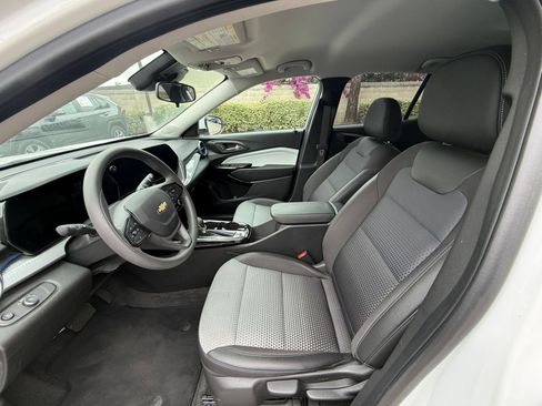 Used 2025 Chevrolet Trax LT FWD image 24