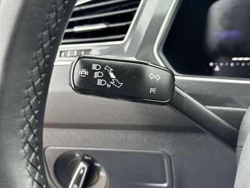 Used 2024 Volkswagen Tiguan SE R-Line FWD image 33