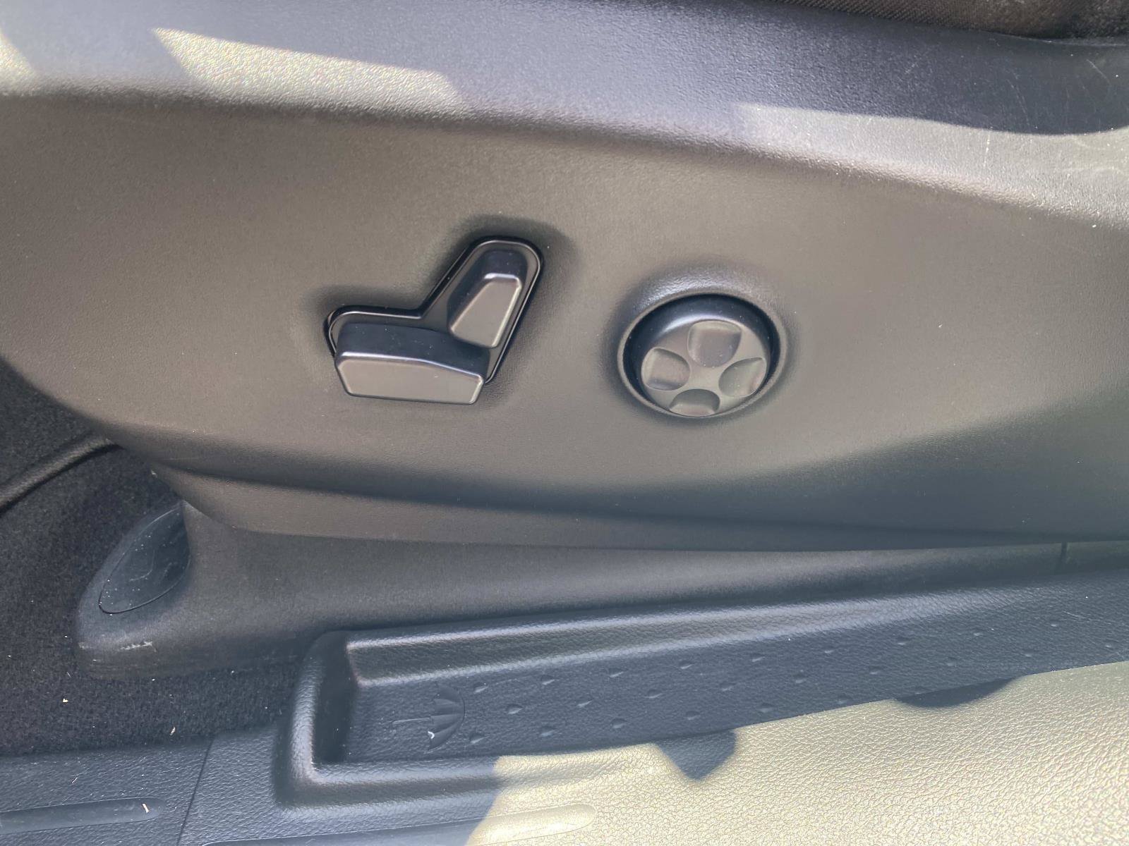 Used 2025 Chrysler Pacifica Limited FWD image 23