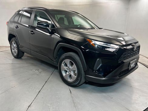 Used 2025 Toyota RAV4 XLE AWD/4WD image 7