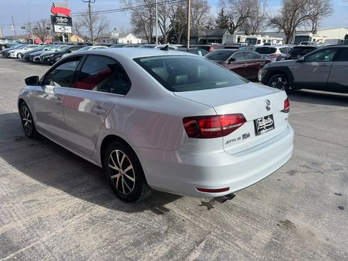 Used 2017 Volkswagen Jetta SE image 5