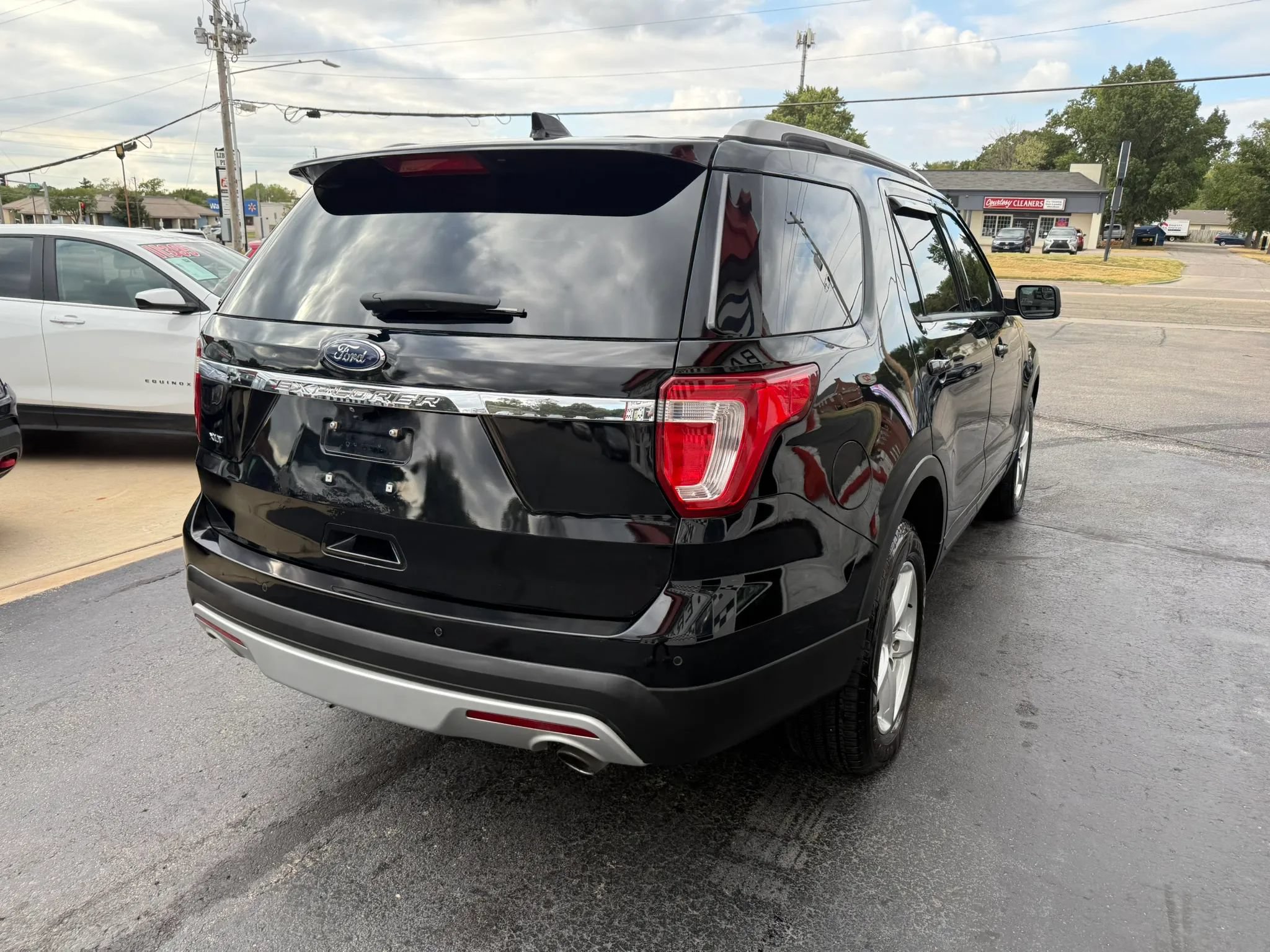 Used 2016 Ford Explorer XLT w/ Equipment Group 202A AWD/4WD image 12